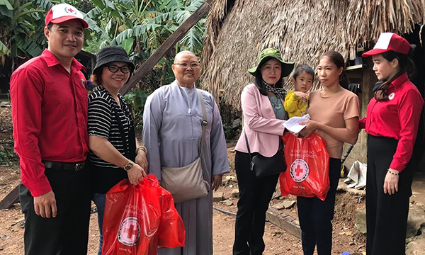 Bình Dương: Thăm và tặng 2.000 suất quà cho người dân chịu ảnh hưởng bão lũ tỉnh Hà Tĩnh và Quảng Bình