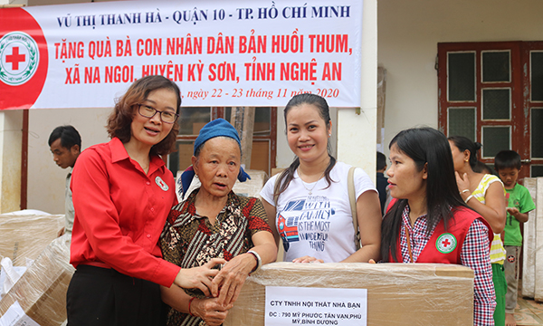 Nghệ An: Trao 250 suất quà cho dân bản người Khơ Mú