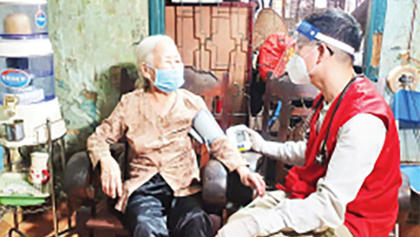 TP Hồ Chí Minh: Đưa vắc-xin tới những người yếu thế