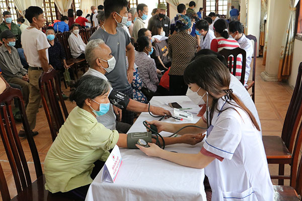 Hà Nội: Khám bệnh, cấp phát thuốc cho 200 người dân có hoàn cảnh khó khăn 