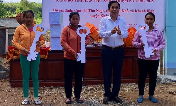 Khánh Hòa: Bàn giao nhà cho người nghèo huyện Khánh Vĩnh