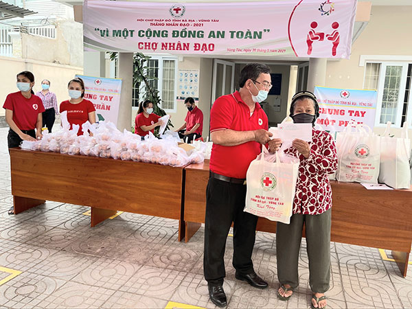 Bà Rịa-Vũng Tàu: Chợ Nhân đạo hỗ trợ người nghèo vơi bớt khó khăn giữa mùa dịch
