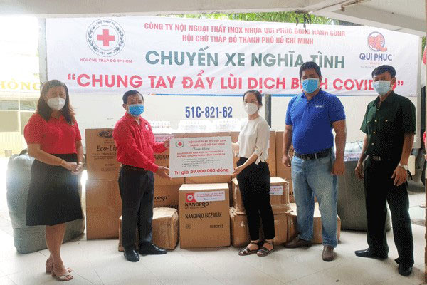 TP.Hồ Chí Minh: “Chuyến xe nghĩa tình” tiếp tục trao quà hỗ trợ phòng chống dịch Covid -19