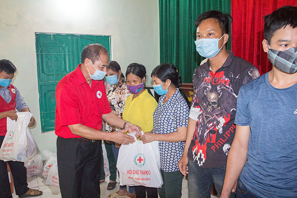 Thái Nguyên: Trao tặng 53 suất quà cho hộ đồng bào người dân tộc thiểu số tại xã Liên Minh