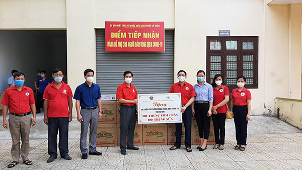 Hà Nam: Tiếp nhận ủng hộ của tỉnh Ninh Bình dành cho lực lượng tuyến đầu chống dịch Covid– 19
