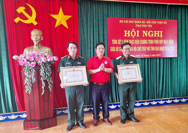 Phú Yên: Tổng kết 5 năm thực hiện chương trình phối hợp hoạt động giữa Hội Chữ thập đỏ tỉnh Phú Yên và Bộ Chỉ huy Quân sự tỉnh