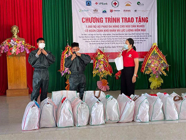 Thanh Hóa: Trao 100 áo phao cứu sinh đa năng cho ngư dân 
