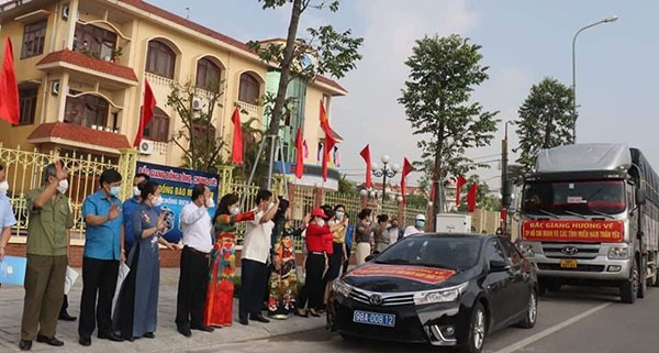 Bắc Giang: Đoàn xe chở gần 220 tấn lương thực, nhu yếu phẩm lên đường tới các tỉnh vùng dịch phía Nam  