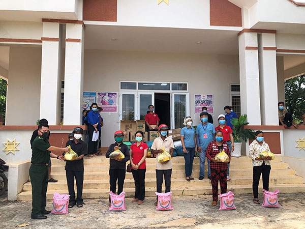 Đắk Lắk: Tặng 200 suất quà cho người dân và các khu cách ly tại huyện Ea Súp