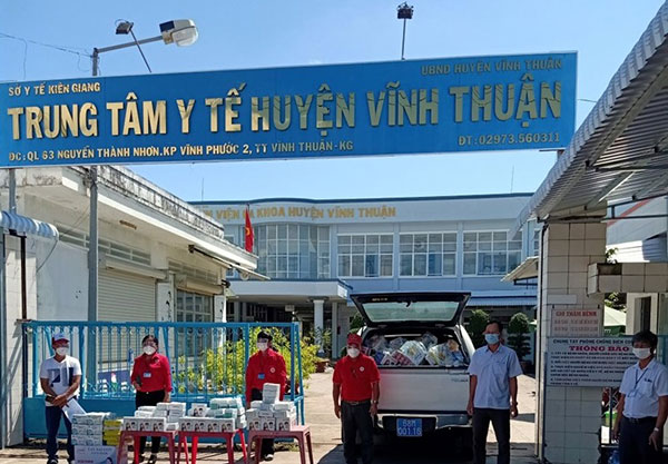 Kiên Giang: Trao tặng đồ bảo hộ y tế và 300 phần quà tới các lực lượng tuyến đầu chống dịch 