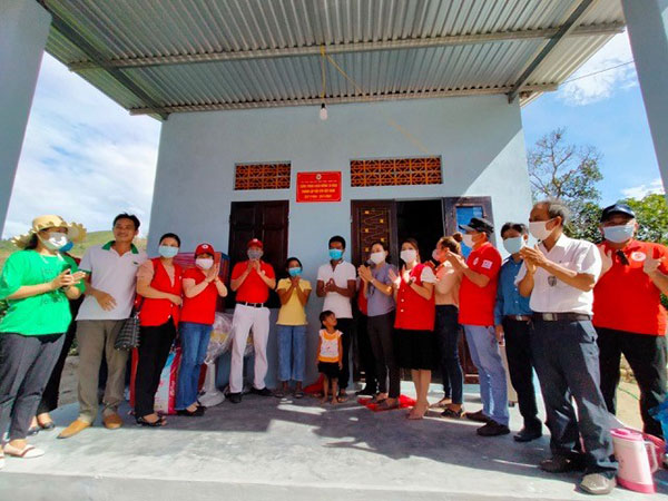 Thừa Thiên Huế: Bàn giao nhà Chữ thập đỏ cho hộ nghèo