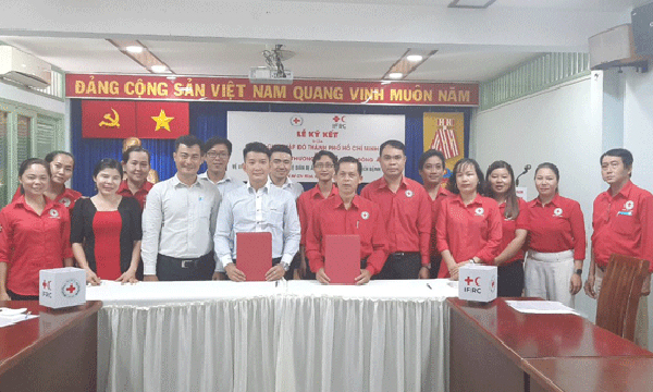 Hội Chữ thập đỏ Tp.Hồ Chí Minh phối hợp với Ngân hàng TMCP Đông Á hỗ trợ hộ dân do dịch Covid-19
