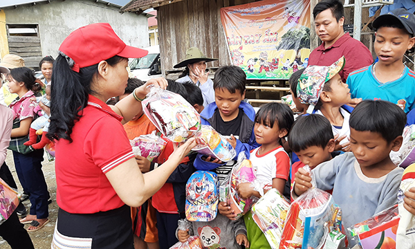 Hội Chữ thập đỏ tỉnh Kon Tum tặng quà Trung thu cho trẻ em đồng bào dân tộc