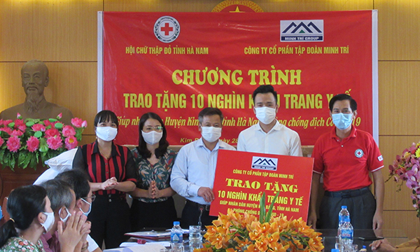 Hà Nam: Trao 10.000 khẩu trang y tế và nhu yếu phẩm cho huyện Kim Bảng