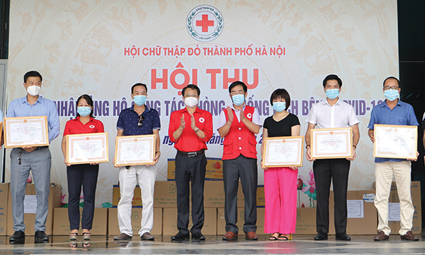 Hà Nội: Tiếp nhận gần 900 triệu đồng ủng hộ phòng chống dịch COVID-19