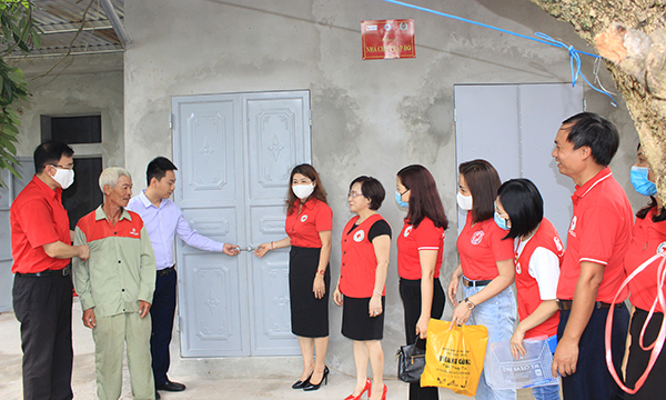Ninh Bình: Bàn giao nhà Chữ thập đỏ cho gia đình khó khăn