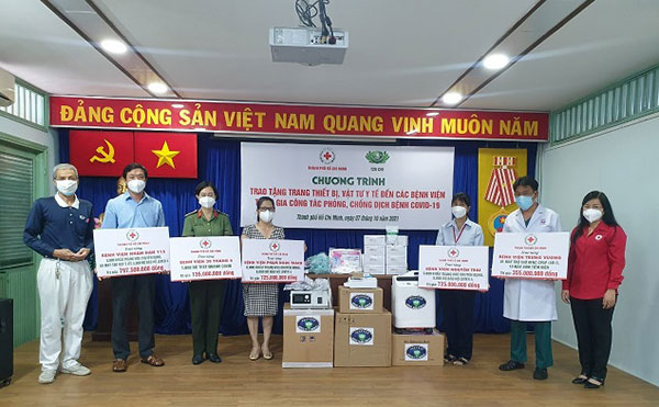 TP.Hồ Chí Minh: Hơn 2,7 tỷ đồng trang thiết bị, vật tư y tế trao tặng các bệnh viện điều trị Covid-19