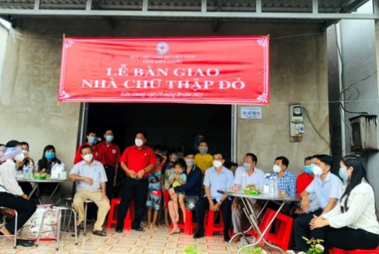 Kiên Giang: Hội Chữ thập đỏ huyện Hòn Đất bàn giao Nhà Chữ thập đỏ