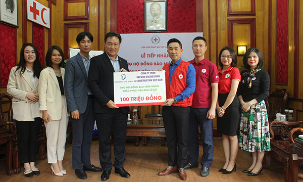 Công ty TNHH Daewoo Engineering và Construction Việt Nam ủng hộ người dân miền Trung Việt Nam
