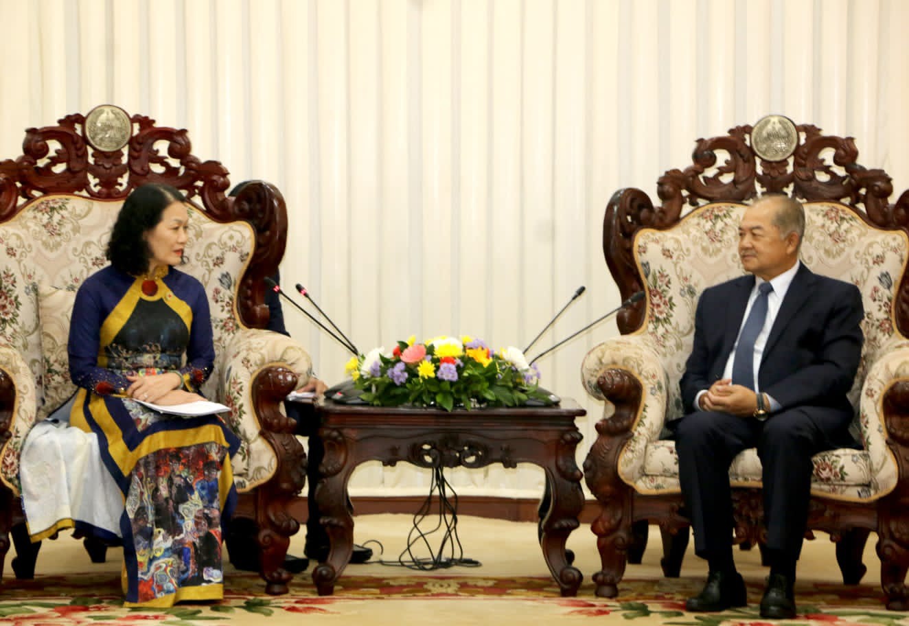 Chủ tịch Hội Chữ thập đỏ Việt Nam chào xã giao Phó Thủ tướng Lào