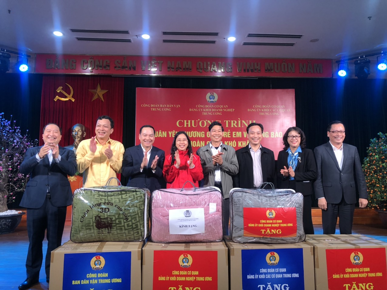Trung ương Hội Chữ thập đỏ Việt Nam tiếp nhận vật dụng ủng hộ trẻ em và đồng bào vùng cao tỉnh Bắc Kạn