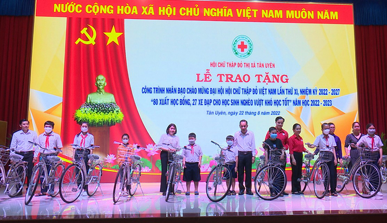 Hội Chữ thập đỏ thị xã Tân Uyên (Bình Dương): Tặng học bổng và xe đạp cho 107 em học sinh vượt khó học tốt