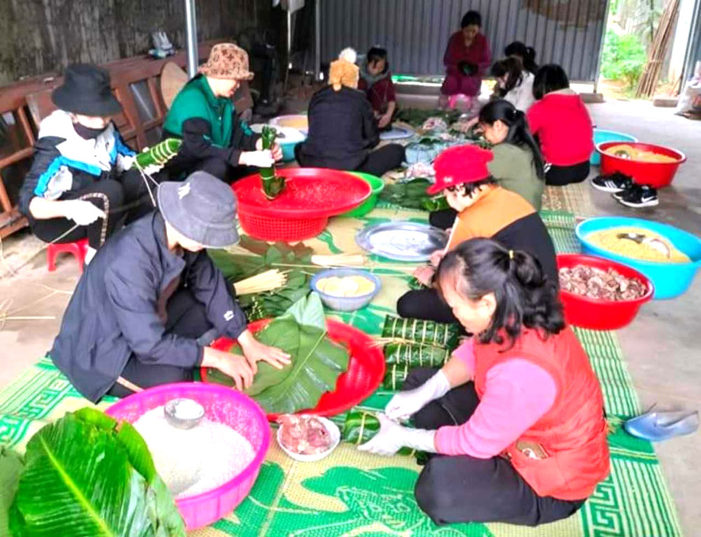 Ba Chẽ (Quảng Ninh): Gói hơn 400 chiếc bánh chưng tặng bệnh nhân và hộ nghèo