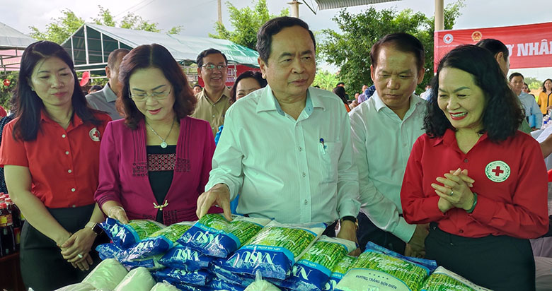 Phó Chủ tịch Thường trực Quốc hội Trần Thanh Mẫn tặng quà Tết tại Bạc Liêu