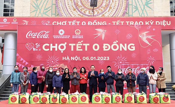 Coca-Cola Việt Nam hỗ trợ trên 4,2 tỷ đồng ‘Chợ Tết 0 đồng cho người có hoàn cảnh khó khăn’