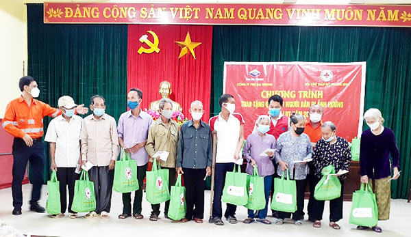 Quảng Bình: Trao tặng 768 suất quà cho các hộ gia đình khó khăn do mưa lũ 2020