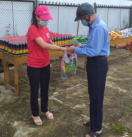 Lâm Đồng : Trợ giúp 100 suất quà lương thực, nhu yếu phẩm tới hộ gia đình khó khăn