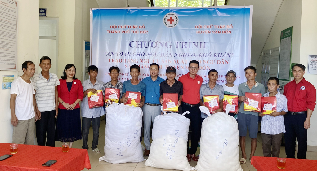 Quảng Ninh: Tặng cờ Tổ quốc và ngư cụ cho ngư dân huyện Vân Đồn
