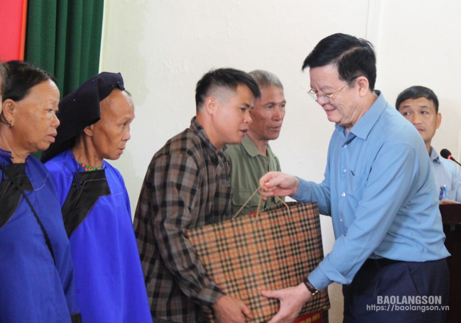 Đồng chí Mai Văn Chính, Ủy viên Ban Chấp hành Trung ương Đảng, Trưởng Ban Dân vận Trung ương tặng quà cho người dân có hoàn cảnh khó khăn bị ảnh hưởng do cơn bão số 3 tại chương trình