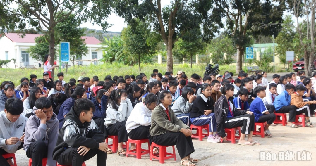 Các em học sinh tham dự buổi lễ.