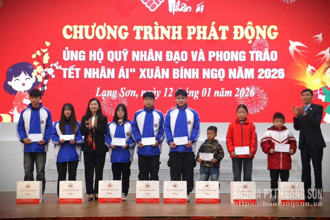Đồng chí Trần Thanh Nhàn, Phó Chủ tịch UBND tỉnh và đại diện lãnh đạo Tổng công ty Lâm nghiệp Việt Nam tặng quà cho các học sinh có hoàn cảnh đặc biệt khó khăn tại chương trình