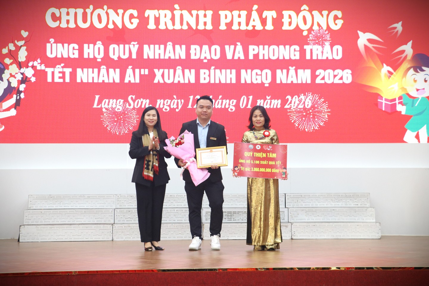 Đồng chí Trần Thanh Nhàn, Phó Chủ tịch UBND tỉnh trao biển ghi nhận Tấm lòng Vàng cho đơn vị ủng hộ Phong trào “Tết Nhân ái” Xuân Bính Ngọ năm 2026