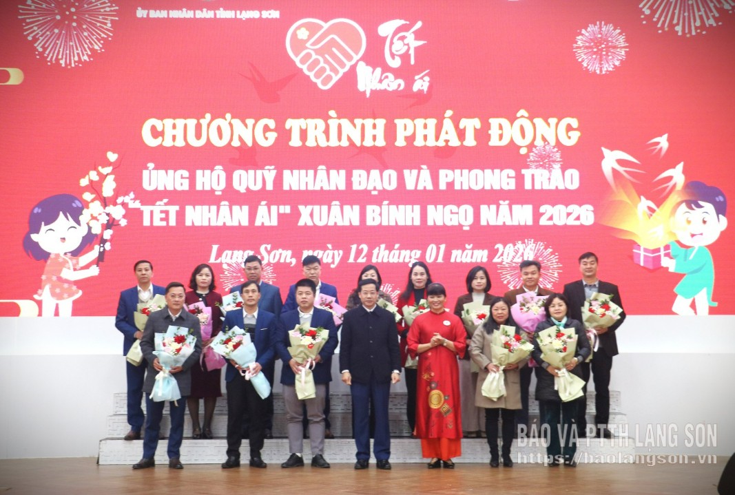 Lãnh đạo Ủy ban MTTQ Việt Nam tỉnh và Hội Chữ thập đỏ tỉnh tặng hoa cho các đơn vị ủng hộ Phong trào “Tết Nhân ái” Xuân Bính Ngọ năm 2026 tại chương trình