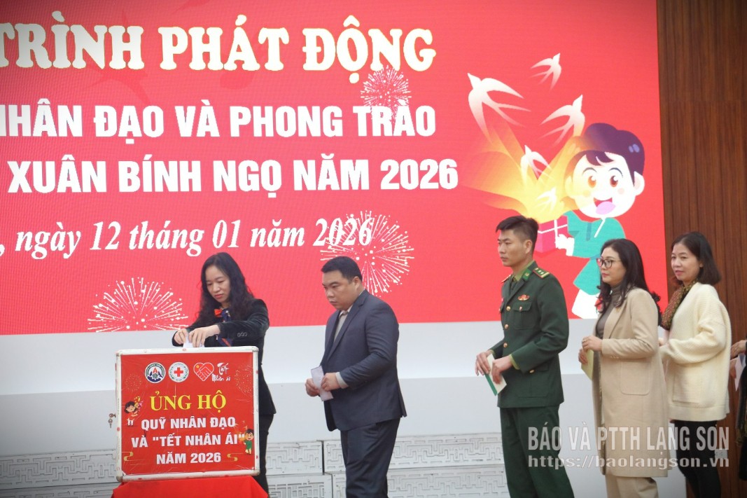 Các đại biểu ủng hộ hòm Quỹ Nhân đạo năm 2026 tại chương trình