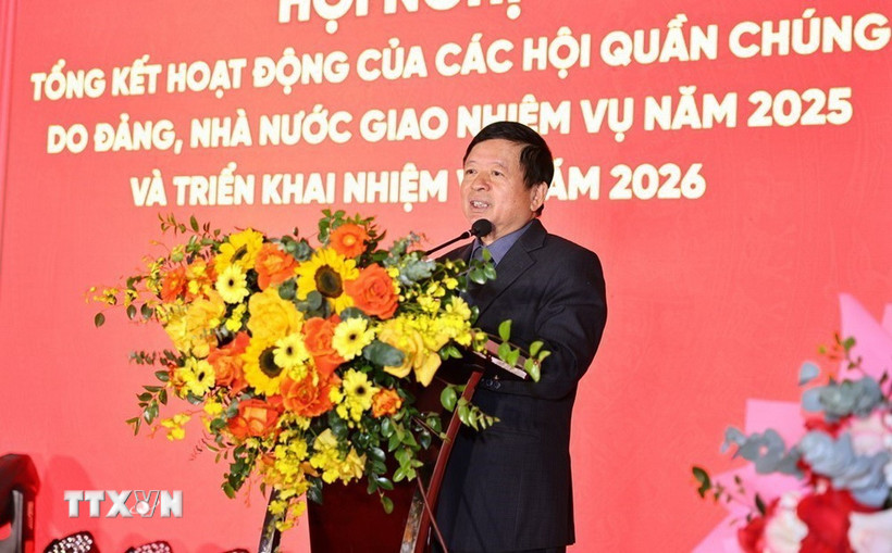 Ông Đỗ Hồng Quân, Chủ tịch Liên hiệp các Hội Văn học nghệ thuật Việt Nam phát biểu tại Hội nghị tổng kết hoạt động của các Hội quần chúng do Đảng, Nhà nước giao nhiệm vụ năm 2025 và triển khai nhiệm vụ năm 2026. (Ảnh: Minh Đức/TTXVN)