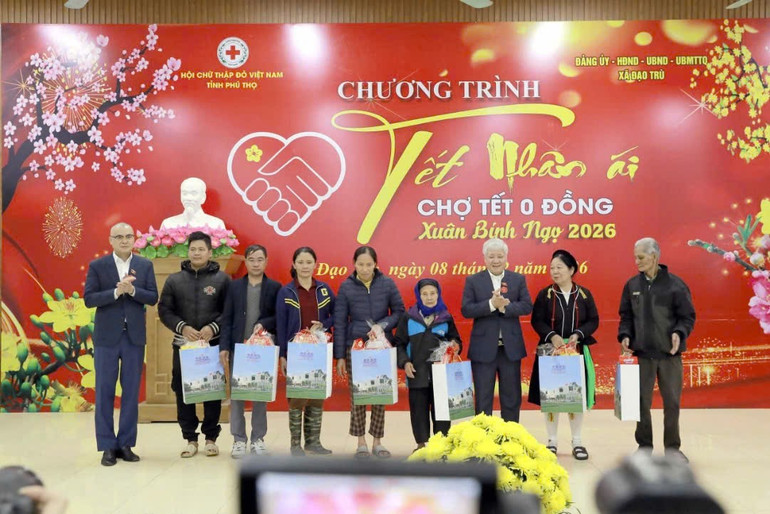 Các đồng chí lãnh đạo tặng quà Tết cho các hộ có hoàn cảnh khó khăn trên địa bàn. z7514466277143-0a0ba73fdcc2ea25cded103a1158fcb4.jpg