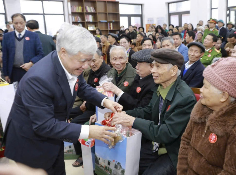 Phó Chủ tịch Thường trực Quốc hội Đỗ Văn Chiến trao các phần quà cho các đảng viên trên 50 năm tuổi đảng xã Đạo Trù. z7514466302652-a2f3df8f548b7ffbe325bdafbc97b803.jpg