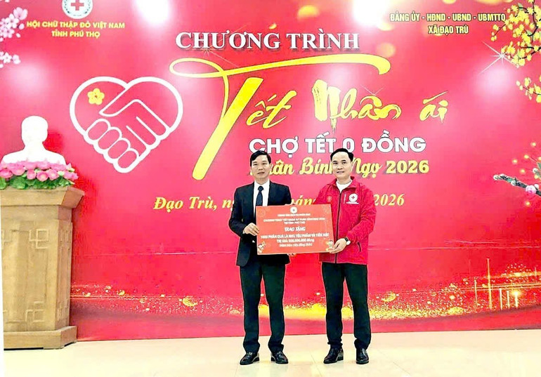 Ông Nguyễn Văn Cường, Giám đốc Trung tâm Dịch vụ Nhân đạo, Trung ương Hội Chữ thập đỏ Việt Nam tặng quà cho Chương trình Tết Nhân ái tại tỉnh Phú Thọ. z7514466305511-10fc5c082042b8f3827401f287890d97.jpg