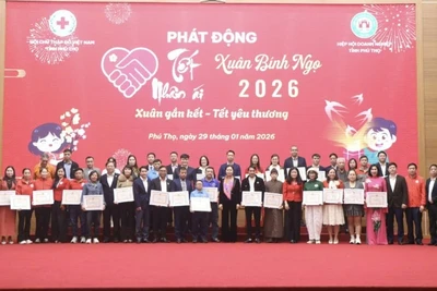 Lãnh đạo tỉnh trao bản ghi nhận “Tấm lòng nhân đạo” cho các cơ quan, đơn vị, doanh nghiệp và các nhà hảo tâm.