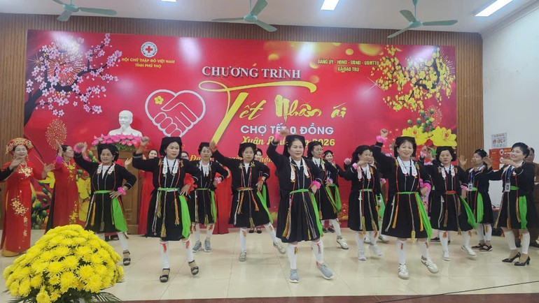 Nhân dân các dân tộc trong vùng biểu diễn văn nghệ. z7514466296610-6ca388b7871035fce1d079b2df8148ae.jpg