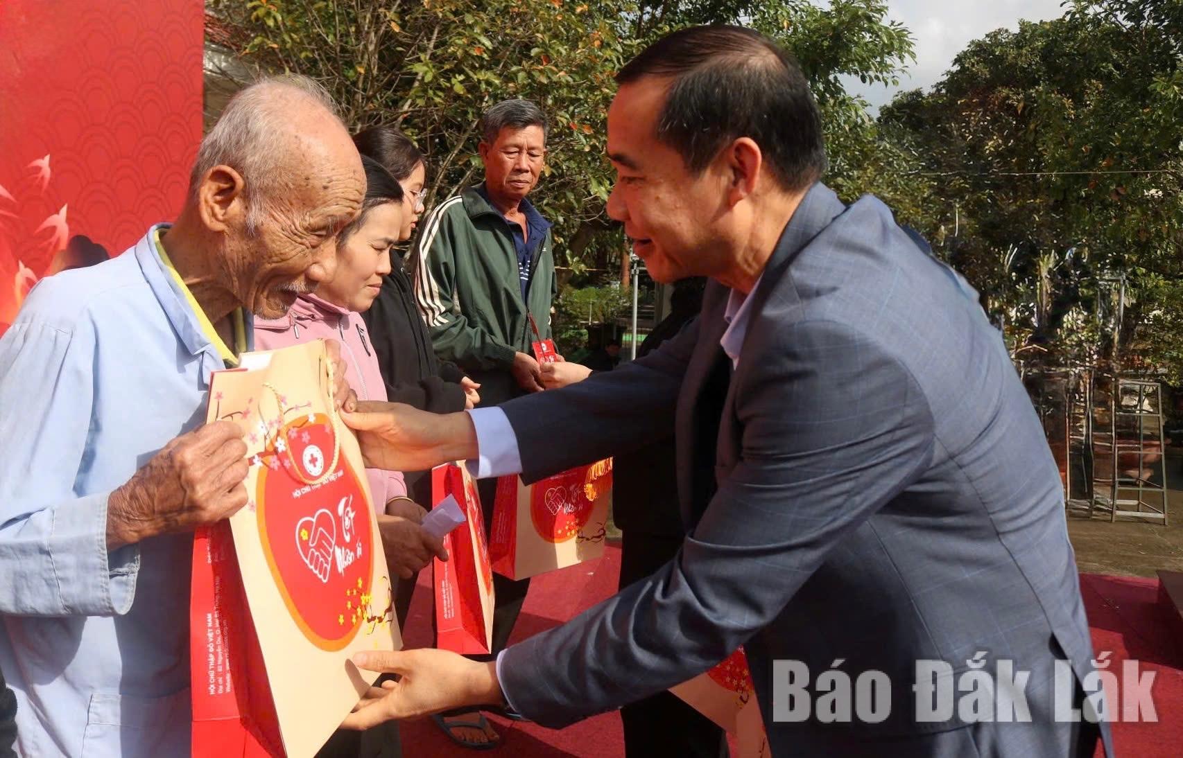 Đồng chí Nguyễn Thái Học, Phó Bí thư Đảng ủy MTTQ, các Đoàn thể Trung ương tặng quà cho người dân tại chương trình.