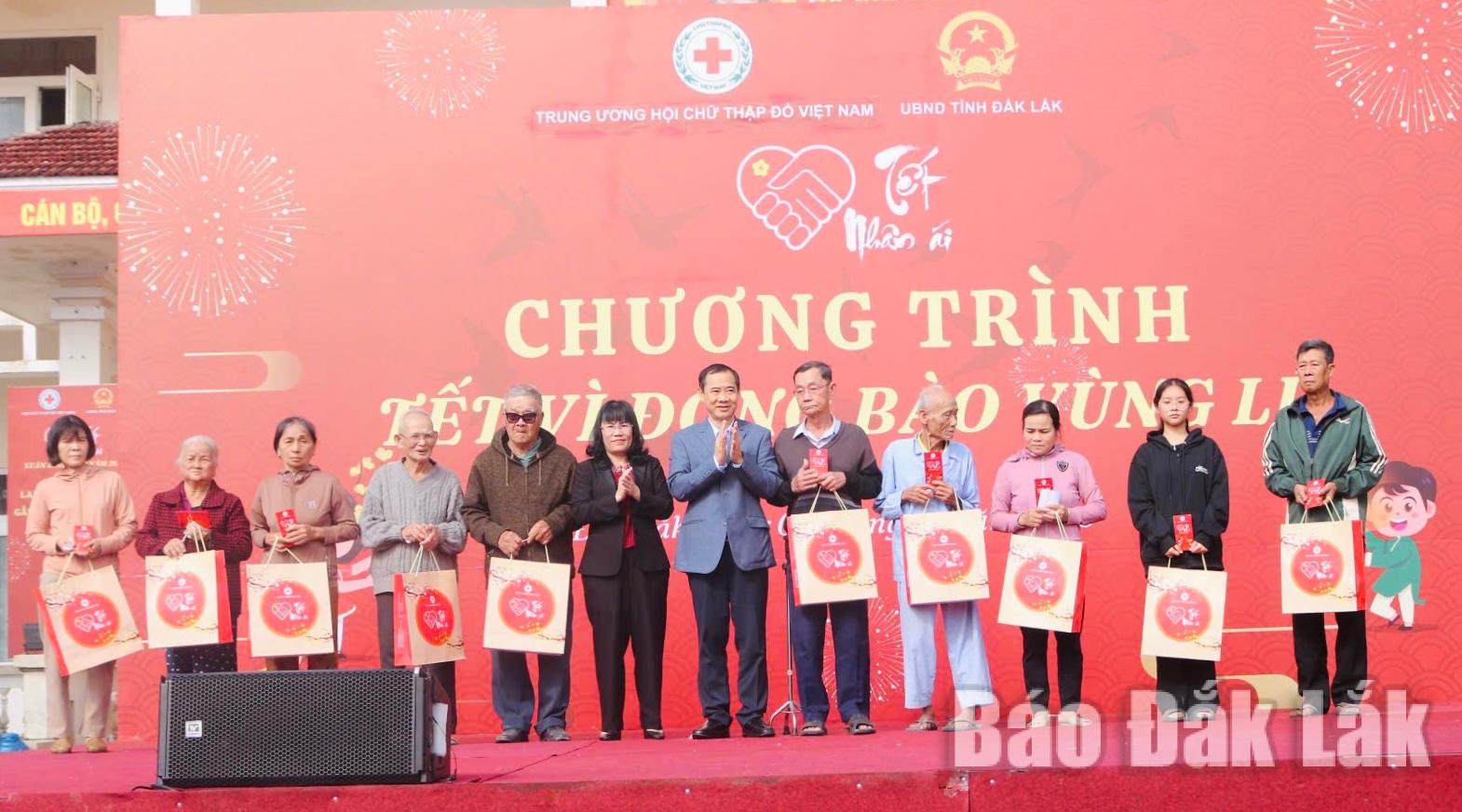 Các đồng chí Nguyễn Thái Học, Phó Bí thư Đảng ủy MTTQ, các Đoàn thể Trung ương; Hồ Thị Nguyên Thảo, Ủy viên Ban Thường vụ Tỉnh ủy, Phó Chủ tịch Thường trực UBND tỉnh tặng quà cho người dân tại chương trình.