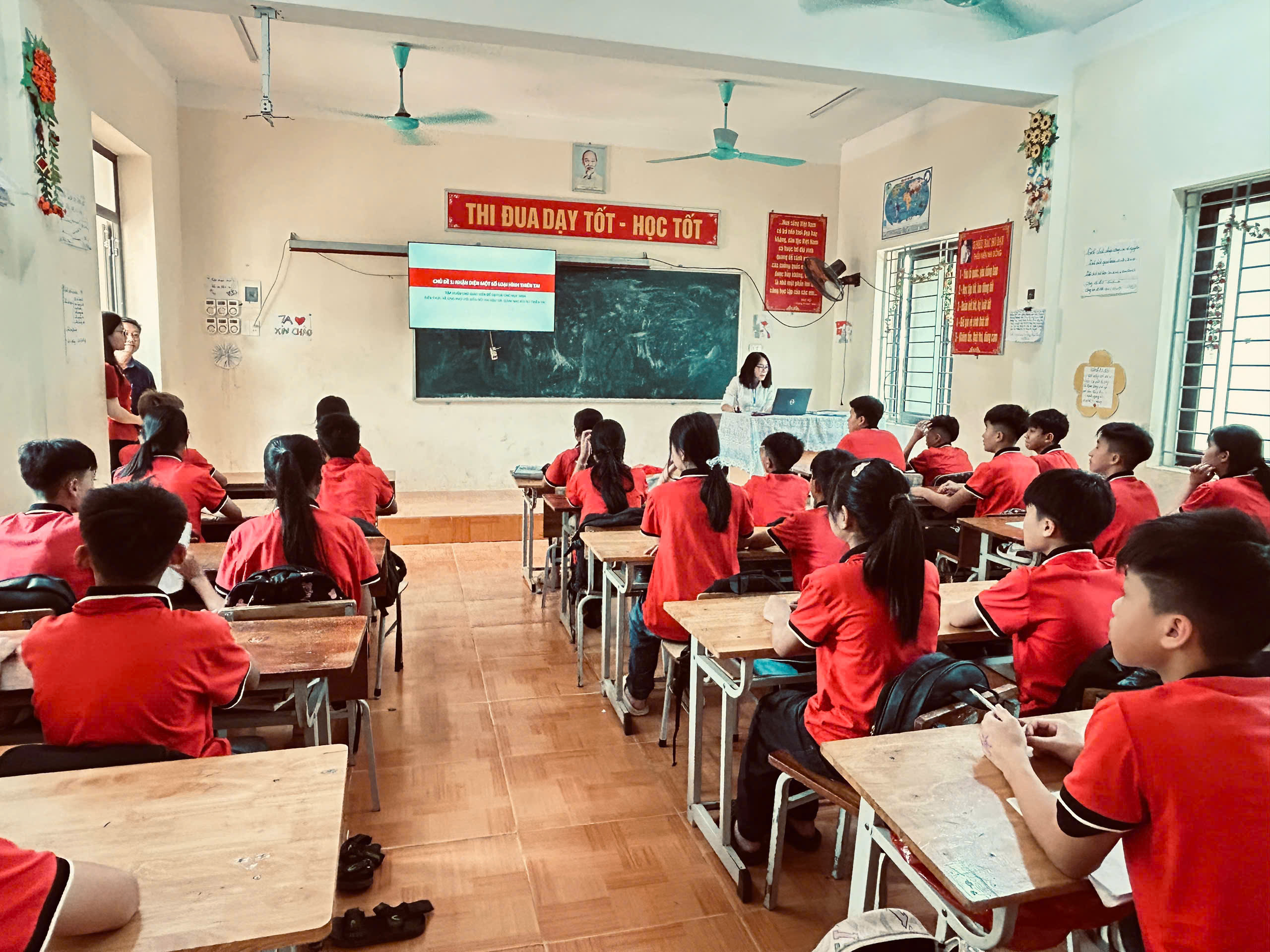 Các em học sinh Trường PTDTBT TH&THCS Thung Nai trong tiết học về Trường học an toàn và phòng chống thiên tai, một hoạt động quan trọng trong khuôn khổ Dự án viện trợ quốc tế hỗ trợ khắc phục hậu quả sau bão Yagi