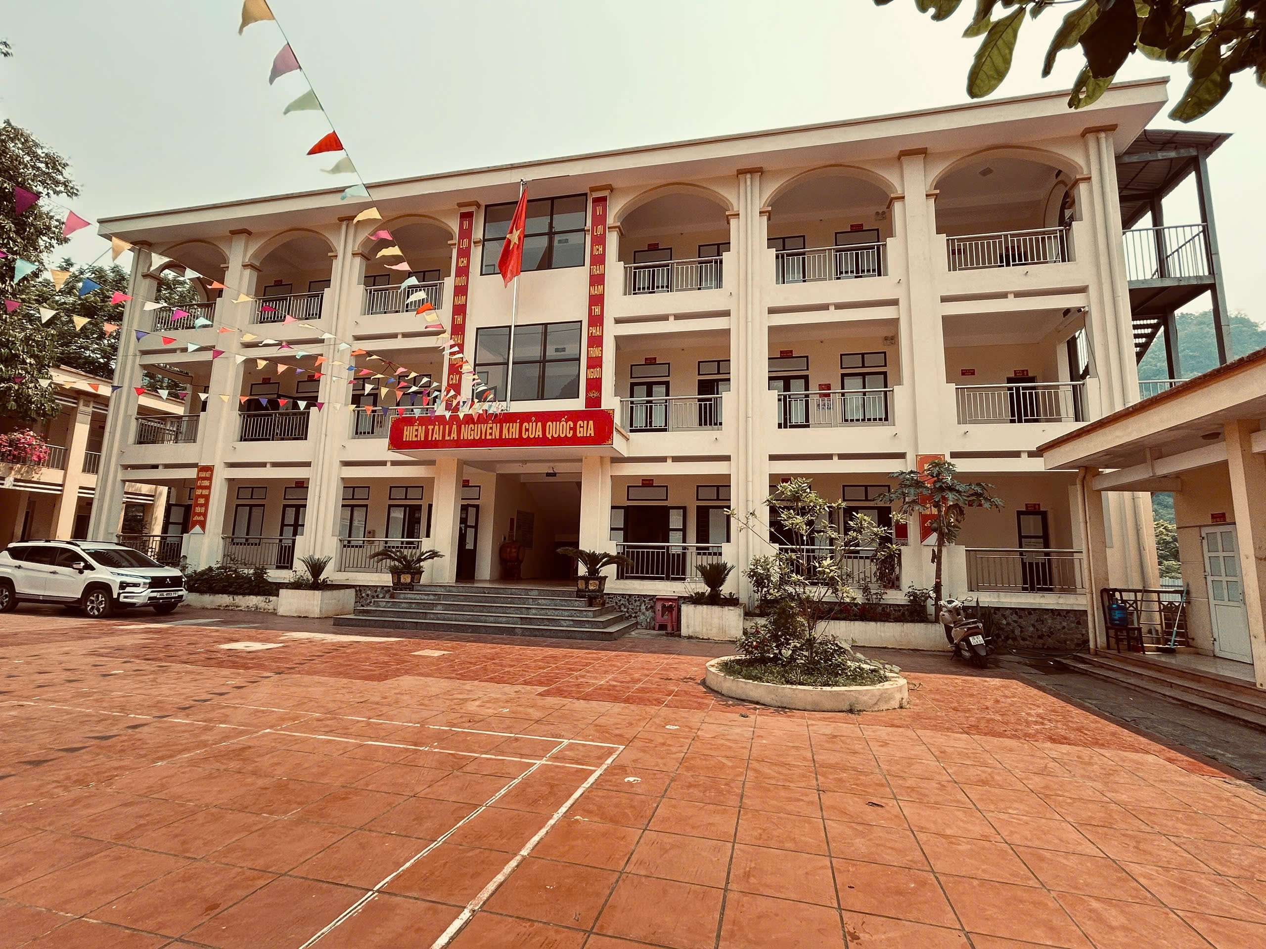 Trường Dân tộc bán trú Tiểu học và THCS Thung Nai mới được bàn giao nhưng không được trang bị hệ thống âm thanh phục vụ điều hành, thông tin liên lạc trong trường và đến các lớp học