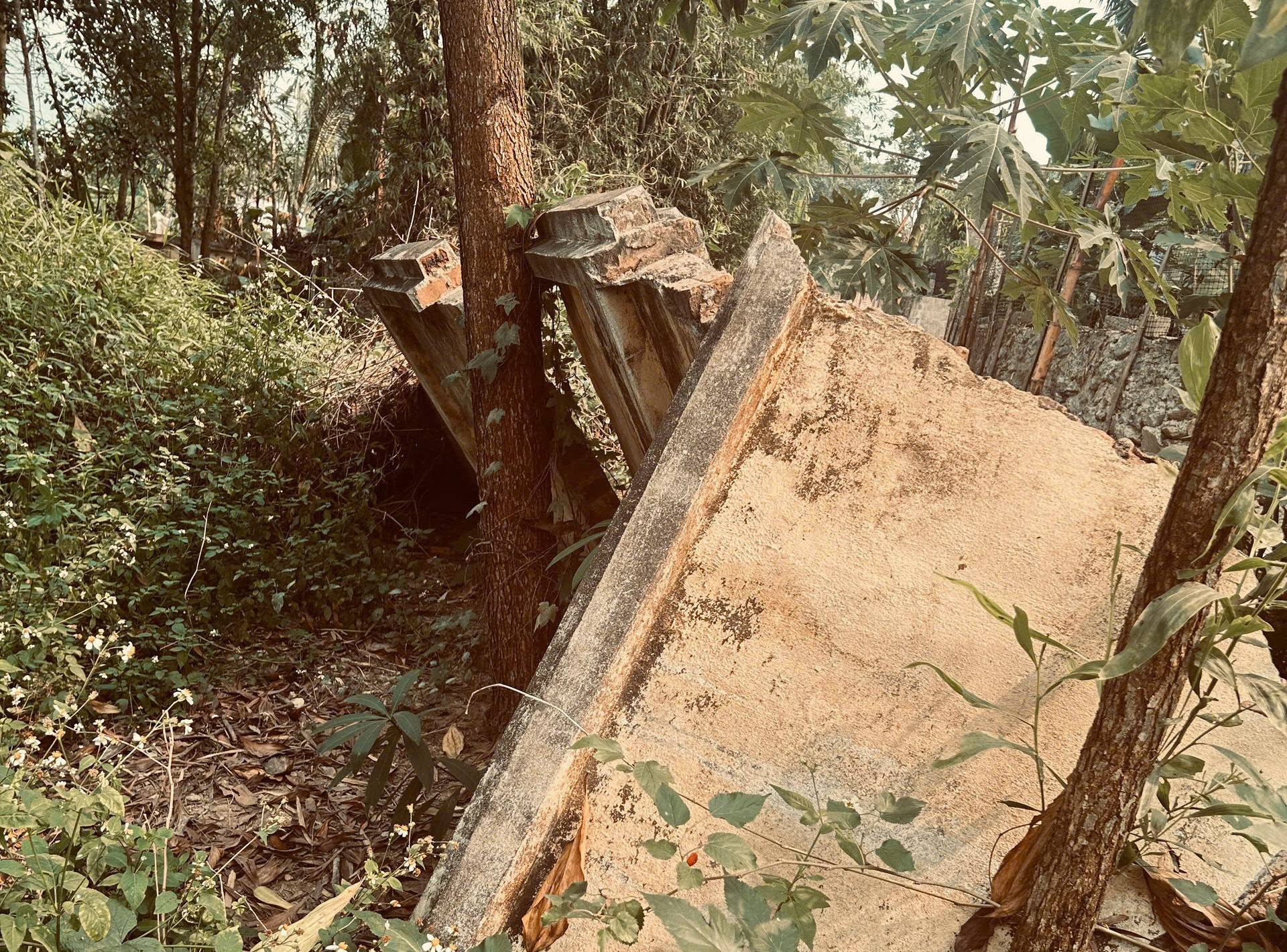 Dấu tích còn lại của dãy tường bảo vệ khu vực trường Mầm non Cao Răm bị đổ do bị ảnh hưởng bởi cơn bão Yagi