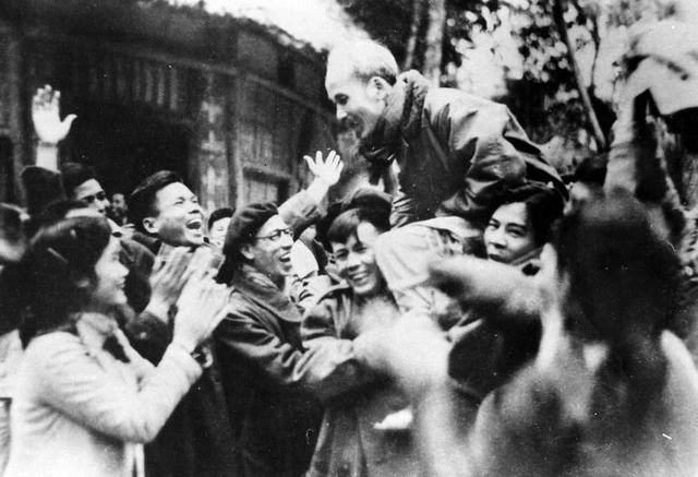 Ánh sáng Hồ Chí Minh soi đường cho chúng ta đi- Ảnh 2.